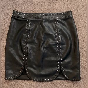 Cute skirt size Large fake leather look with studs